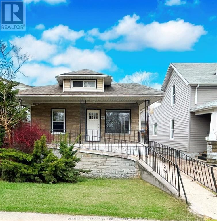 3168 WYANDOTTE STREET WEST Image 1