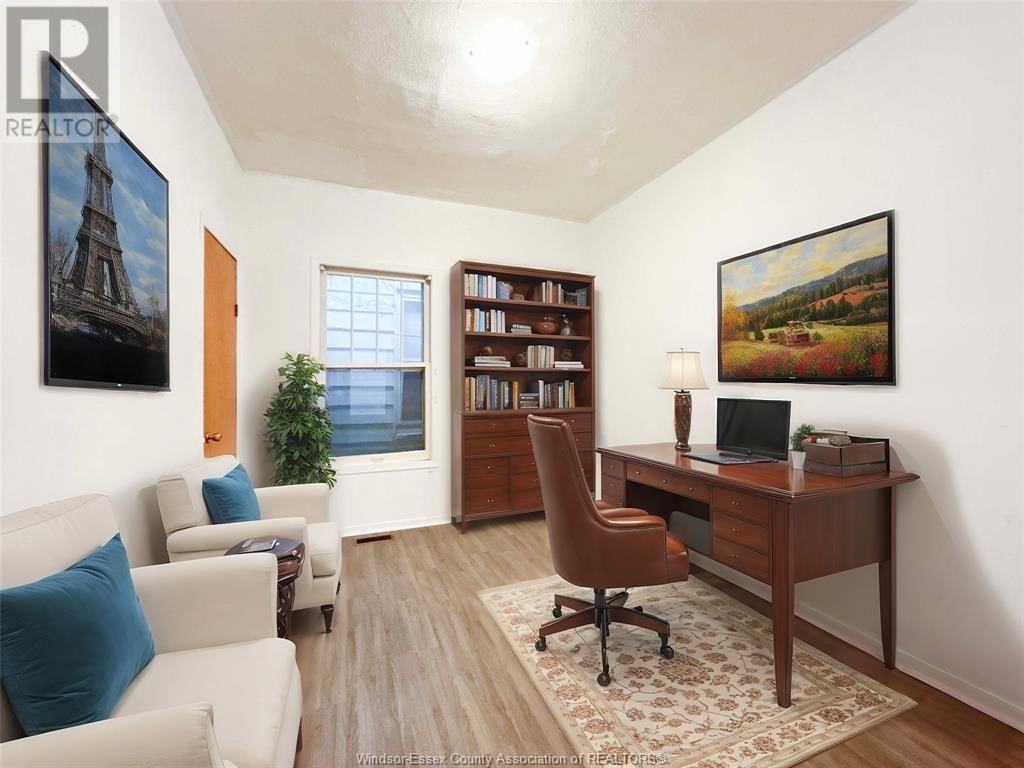 3168 WYANDOTTE STREET WEST Image 11