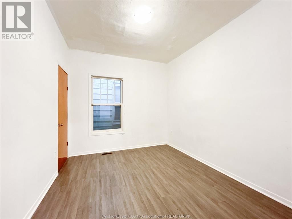 3168 WYANDOTTE STREET WEST Image 12