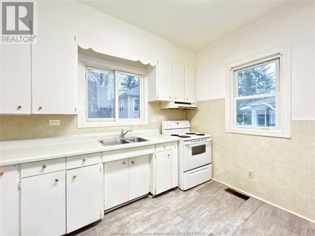 3168 WYANDOTTE STREET WEST Image 14