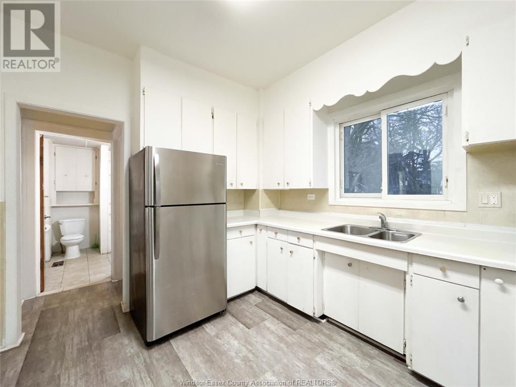 3168 WYANDOTTE STREET WEST Image 15