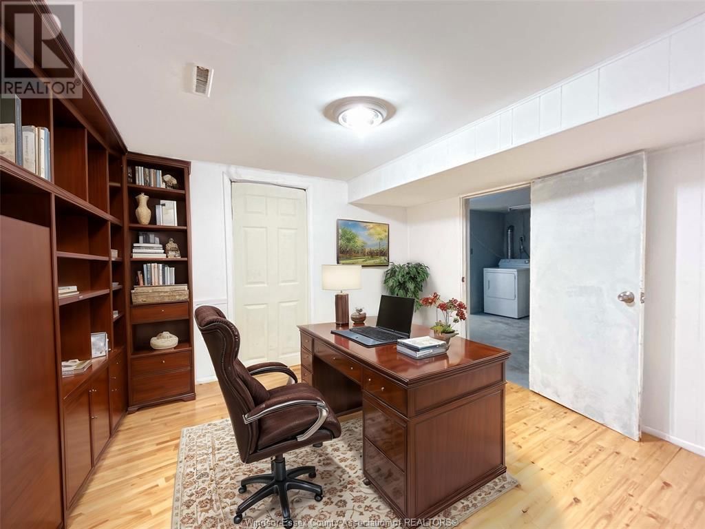 3168 WYANDOTTE STREET WEST Image 23