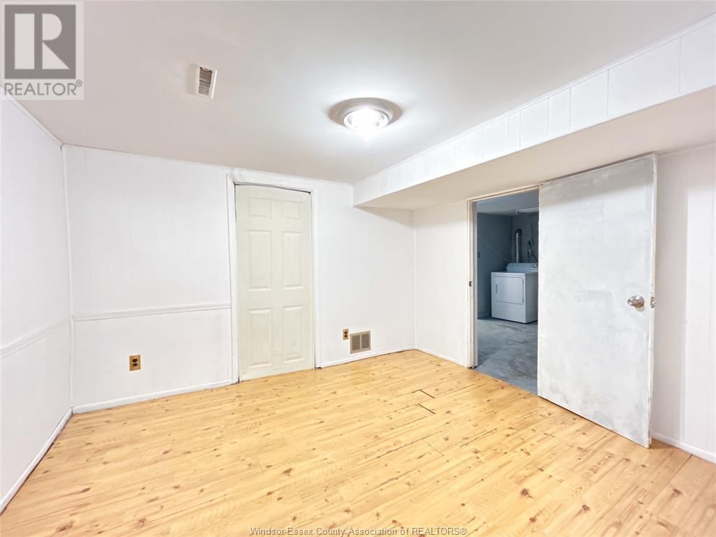3168 WYANDOTTE STREET WEST Image 24
