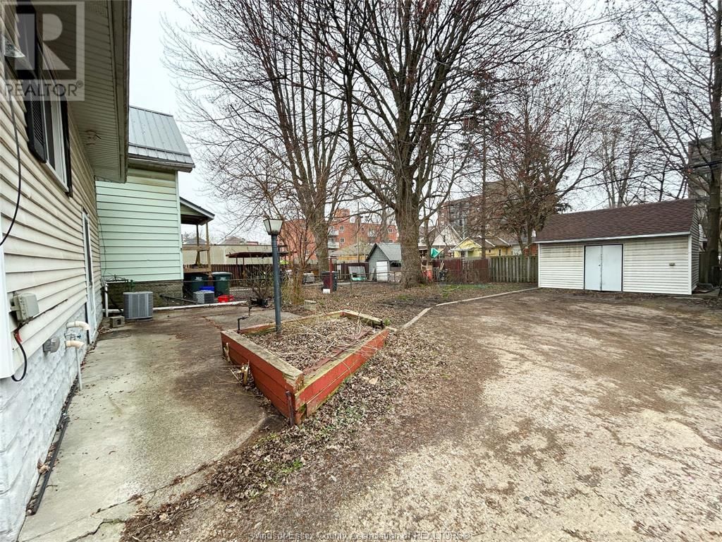 3168 WYANDOTTE STREET WEST Image 25