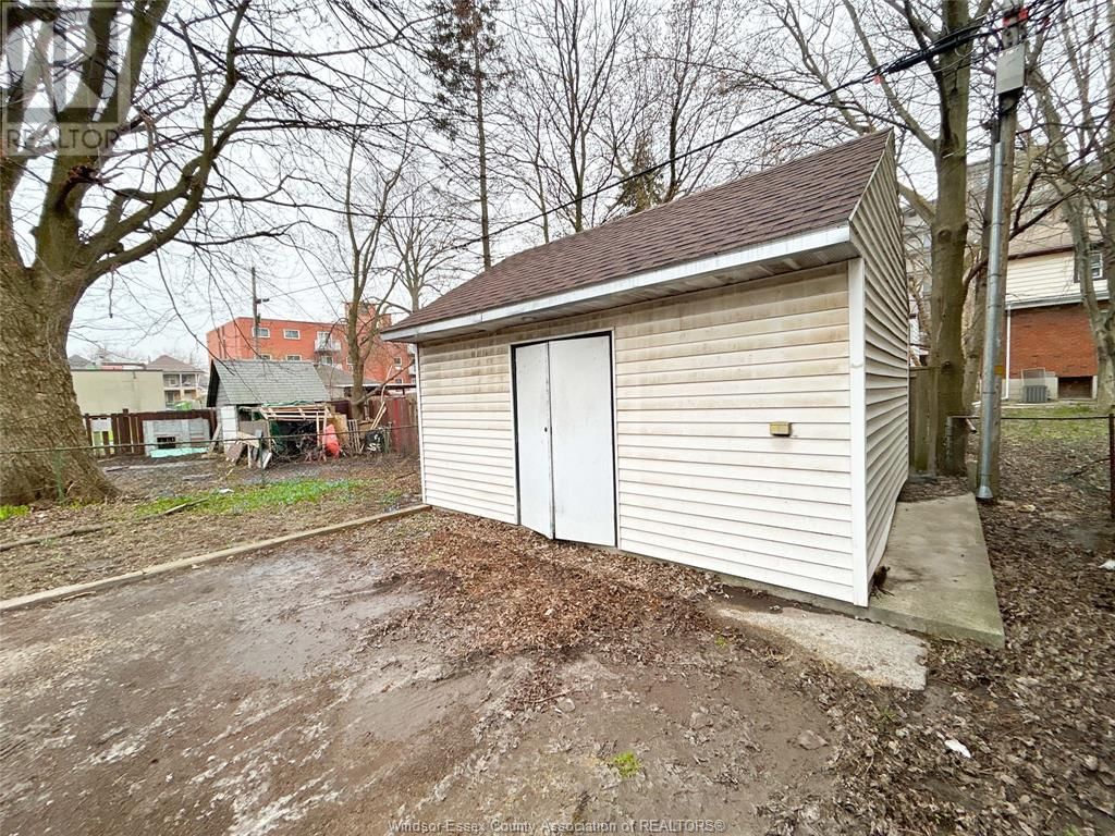 3168 WYANDOTTE STREET WEST Image 28