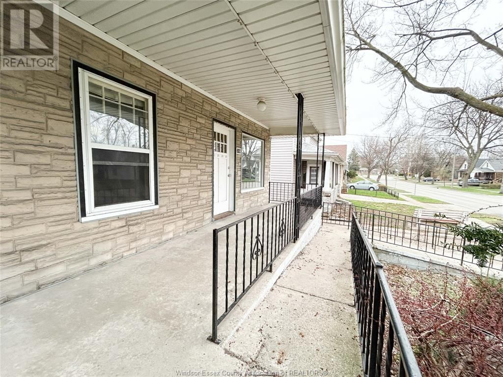3168 WYANDOTTE STREET WEST Image 3