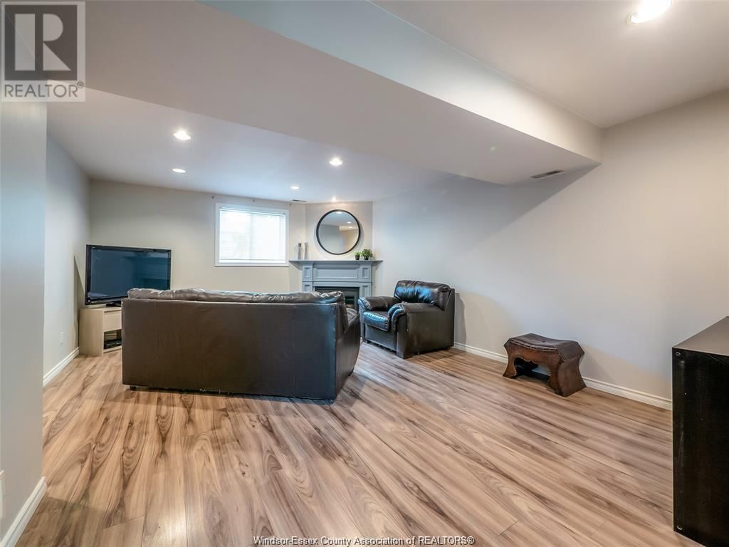 1646 MAPLE AVENUE Image 25