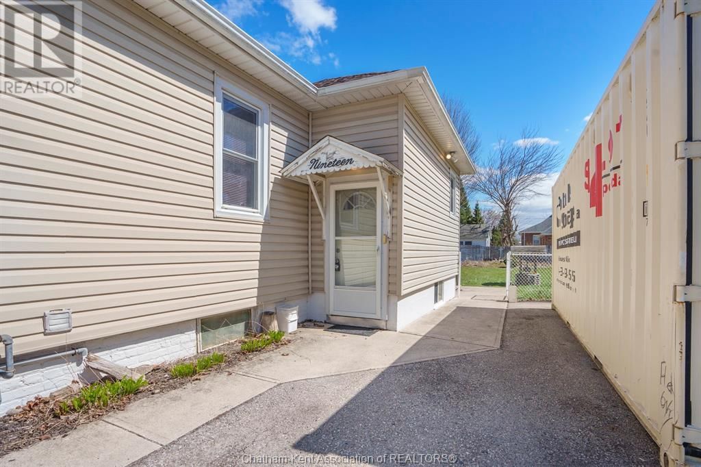 19 THELMA AVENUE Image 11