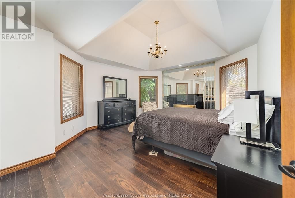 327 MAJESTIC DRIVE Image 12