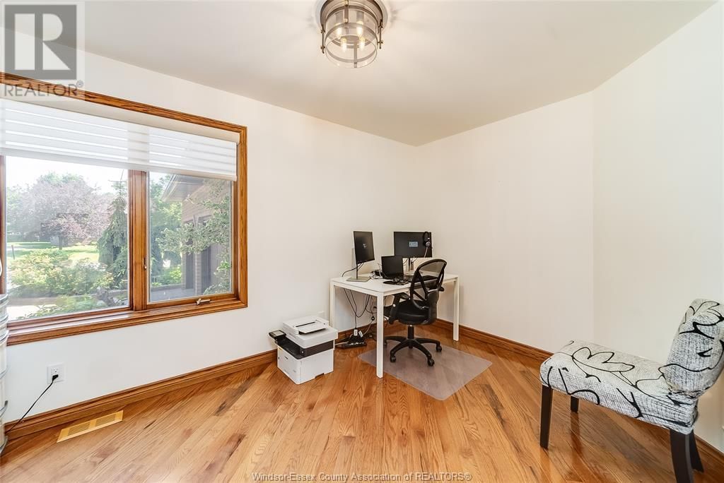 327 MAJESTIC DRIVE Image 17