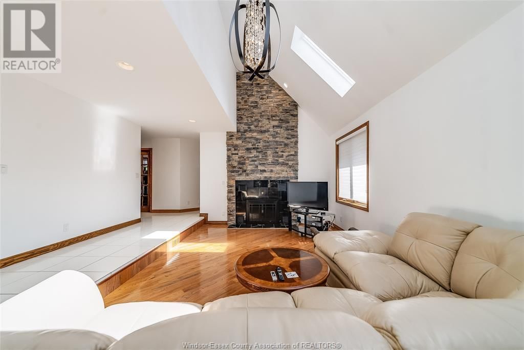 327 MAJESTIC DRIVE Image 7