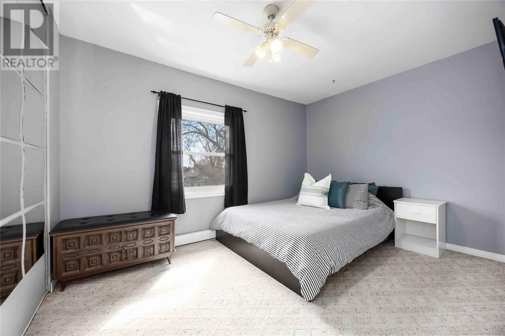 6 - 847 ROSS AVENUE Image 17