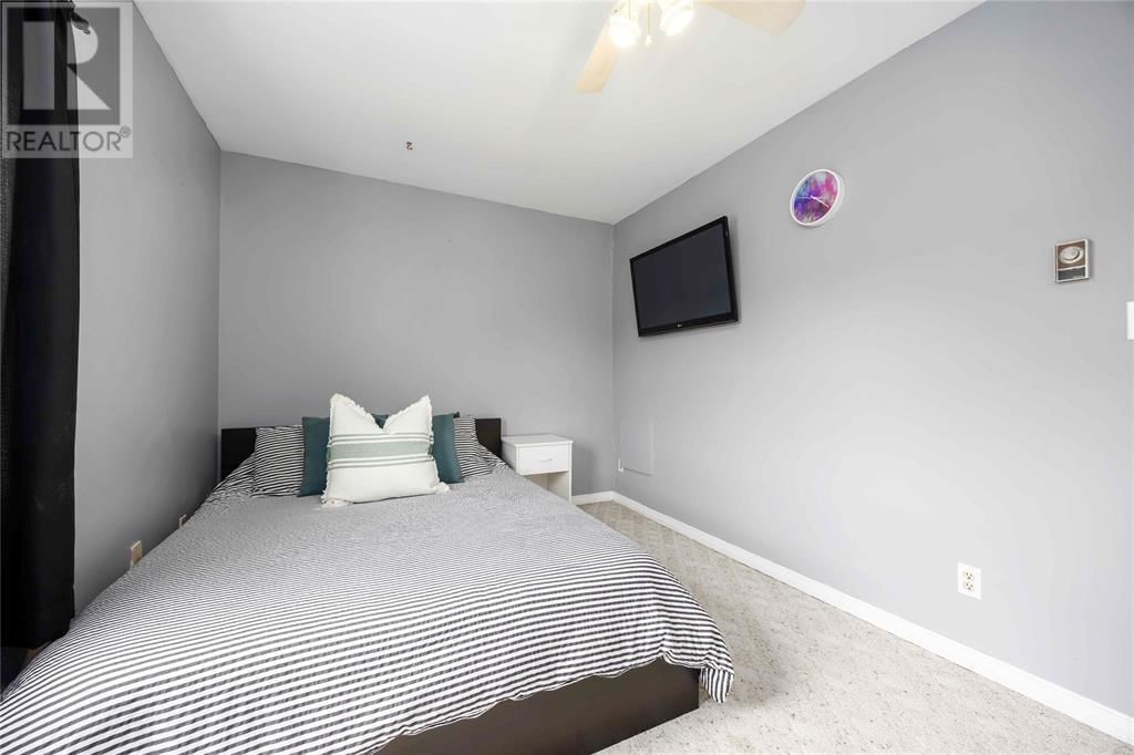 6 - 847 ROSS AVENUE Image 18