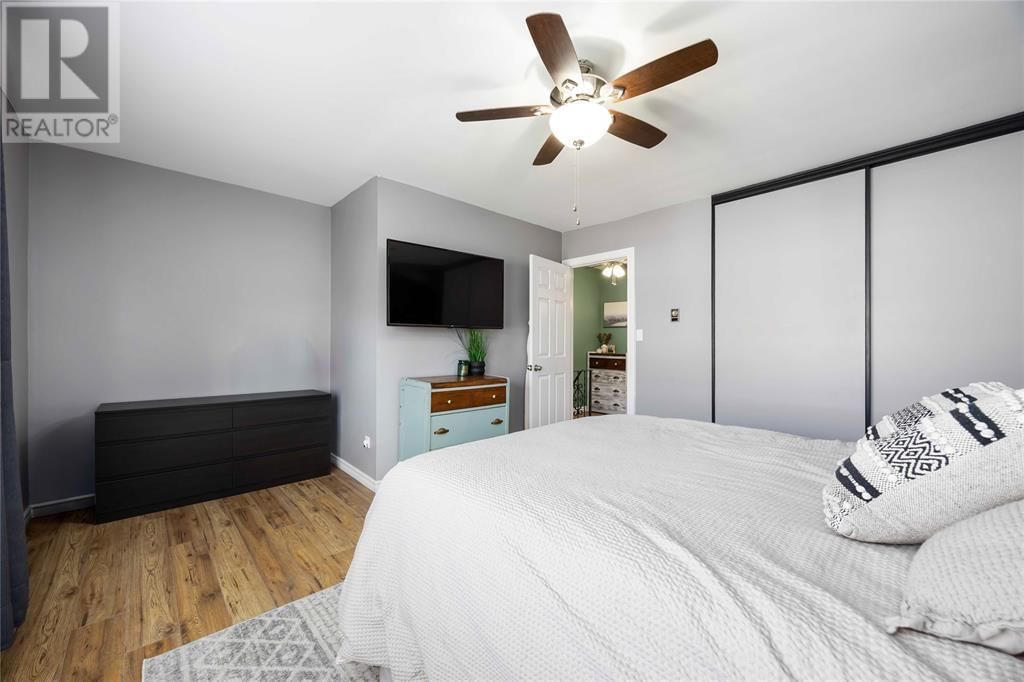 6 - 847 ROSS AVENUE Image 24