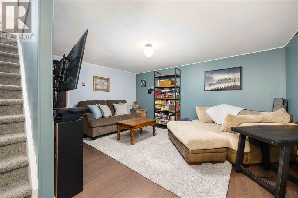 6 - 847 ROSS AVENUE Image 25