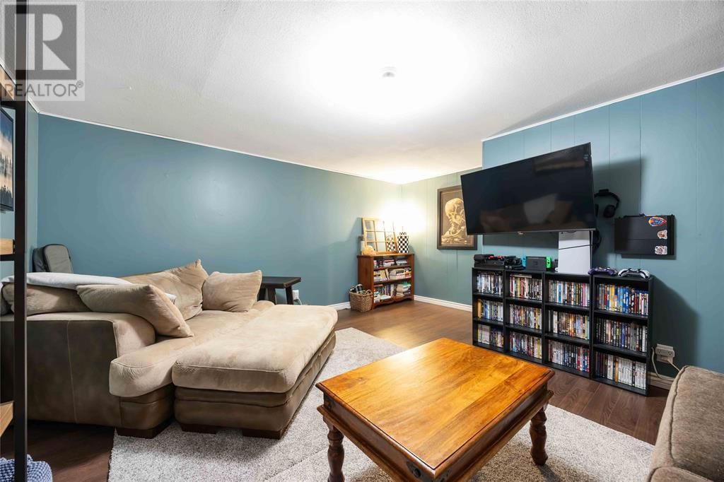 6 - 847 ROSS AVENUE Image 28