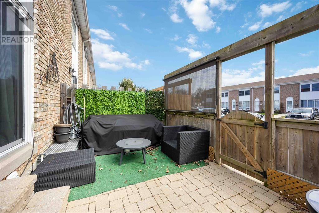 6 - 847 ROSS AVENUE Image 31