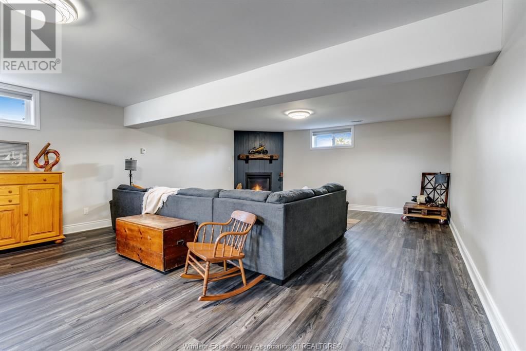 350 SELLICK DRIVE Image 25