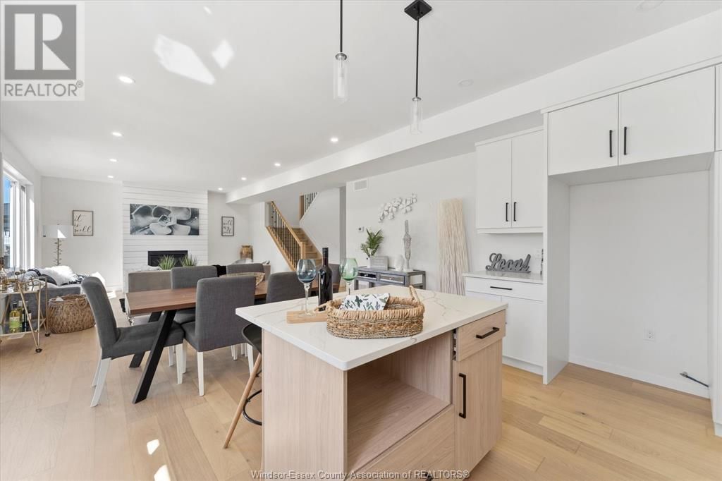 2556 MAYFAIR Image 10