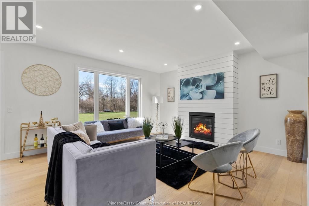 2556 MAYFAIR Image 13