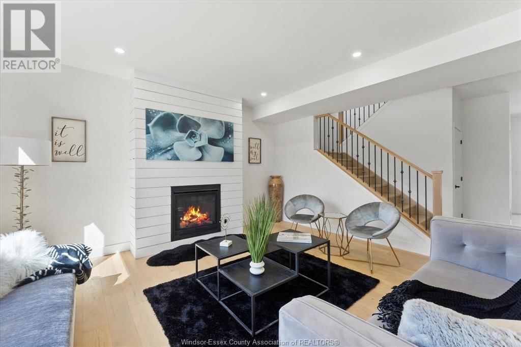 2556 MAYFAIR Image 15