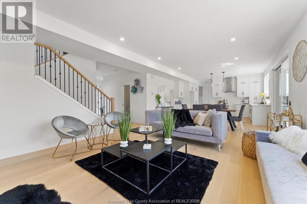 2556 MAYFAIR Image 16