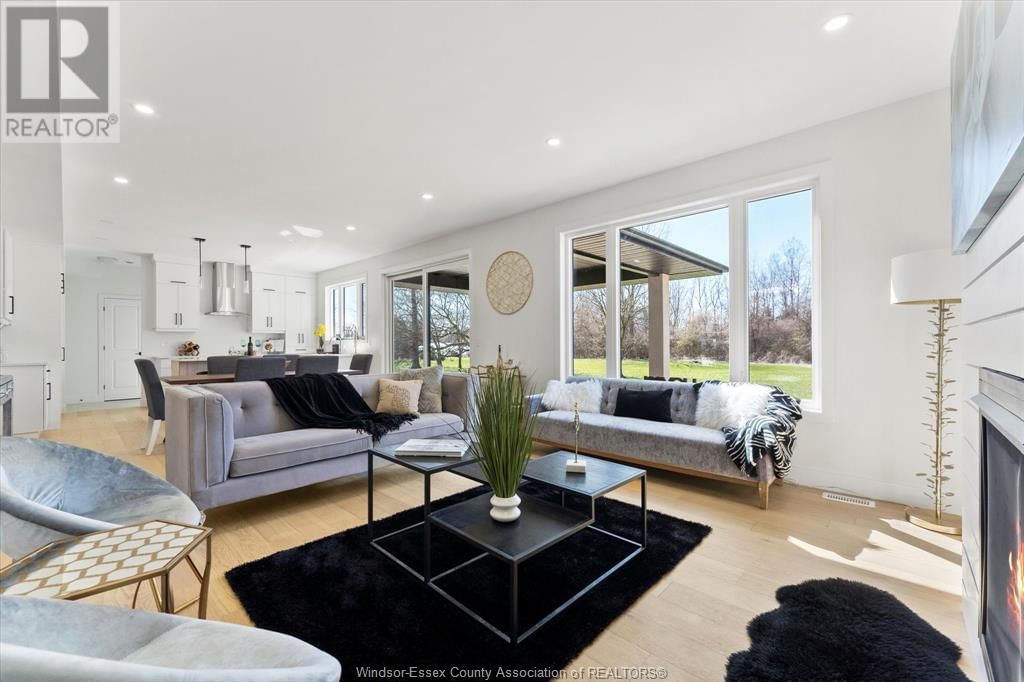 2556 MAYFAIR Image 17