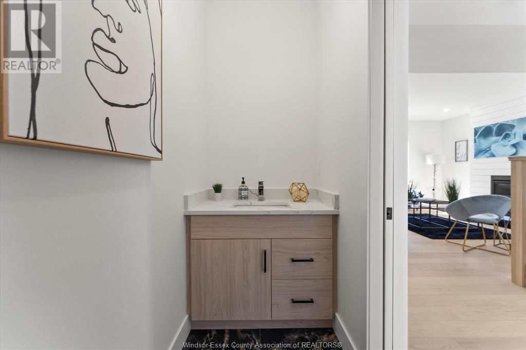 2556 MAYFAIR Image 19