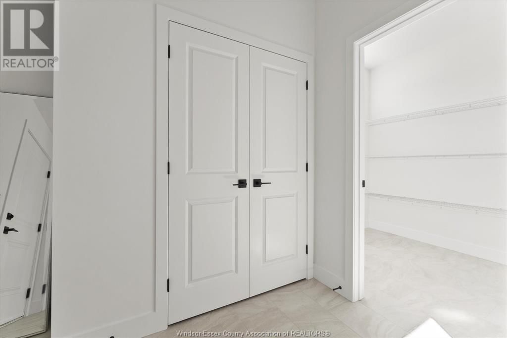 2556 MAYFAIR Image 21