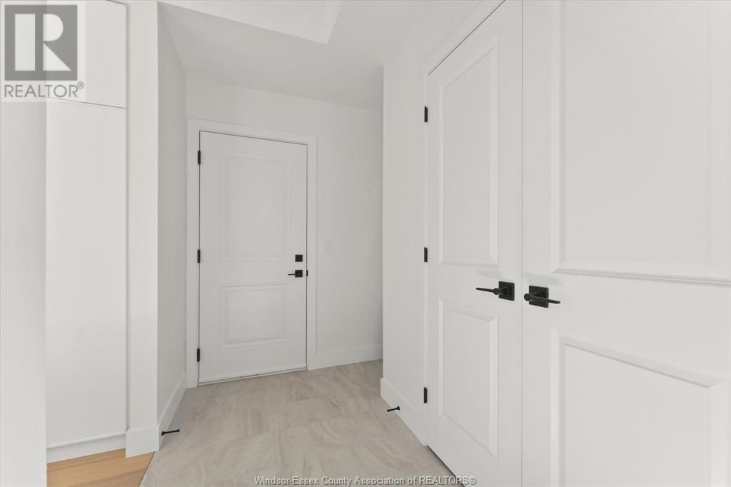 2556 MAYFAIR Image 22