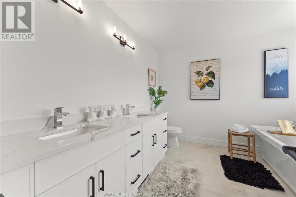 2556 MAYFAIR Image 27