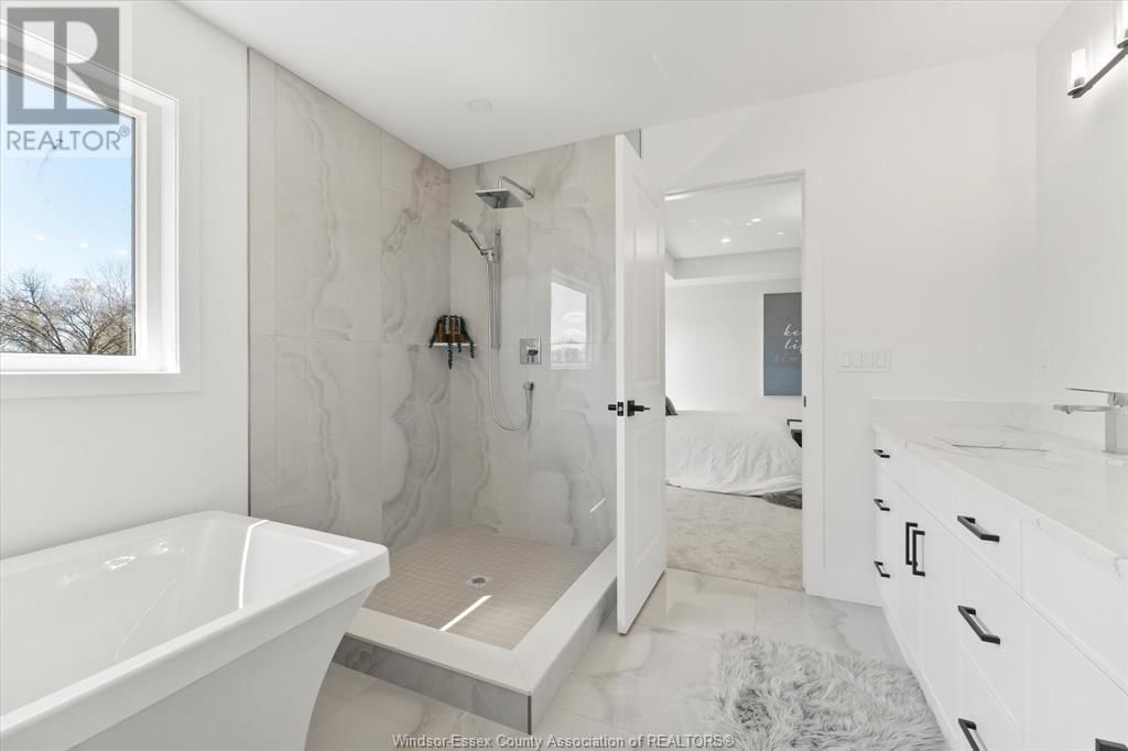 2556 MAYFAIR Image 28