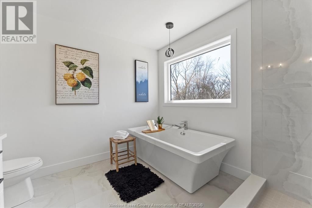 2556 MAYFAIR Image 29