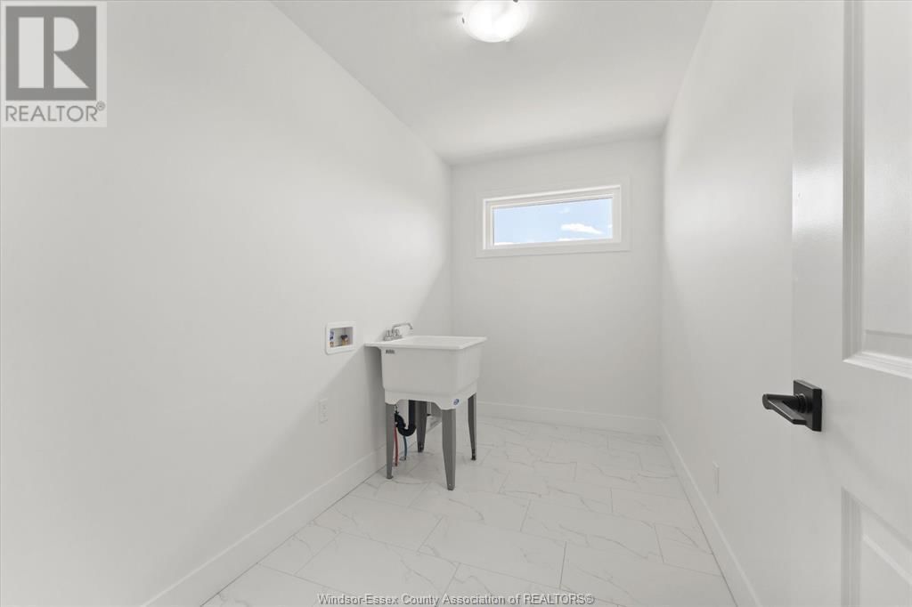 2556 MAYFAIR Image 37