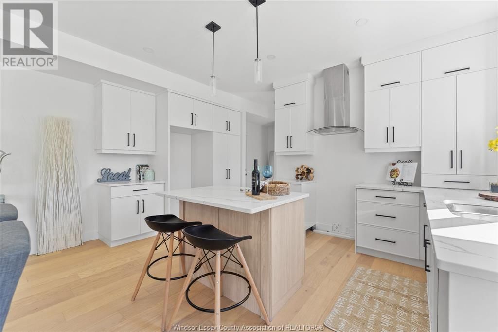2556 MAYFAIR Image 7