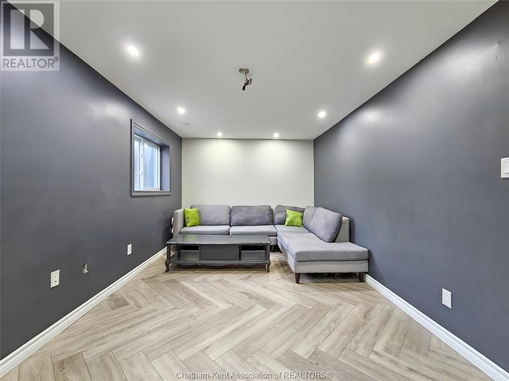 74 CHESTNUT DRIVE Image 32