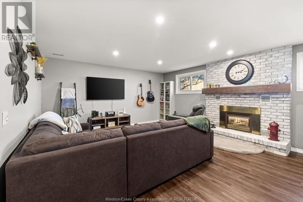 425 CHAMPLAIN COURT Image 17