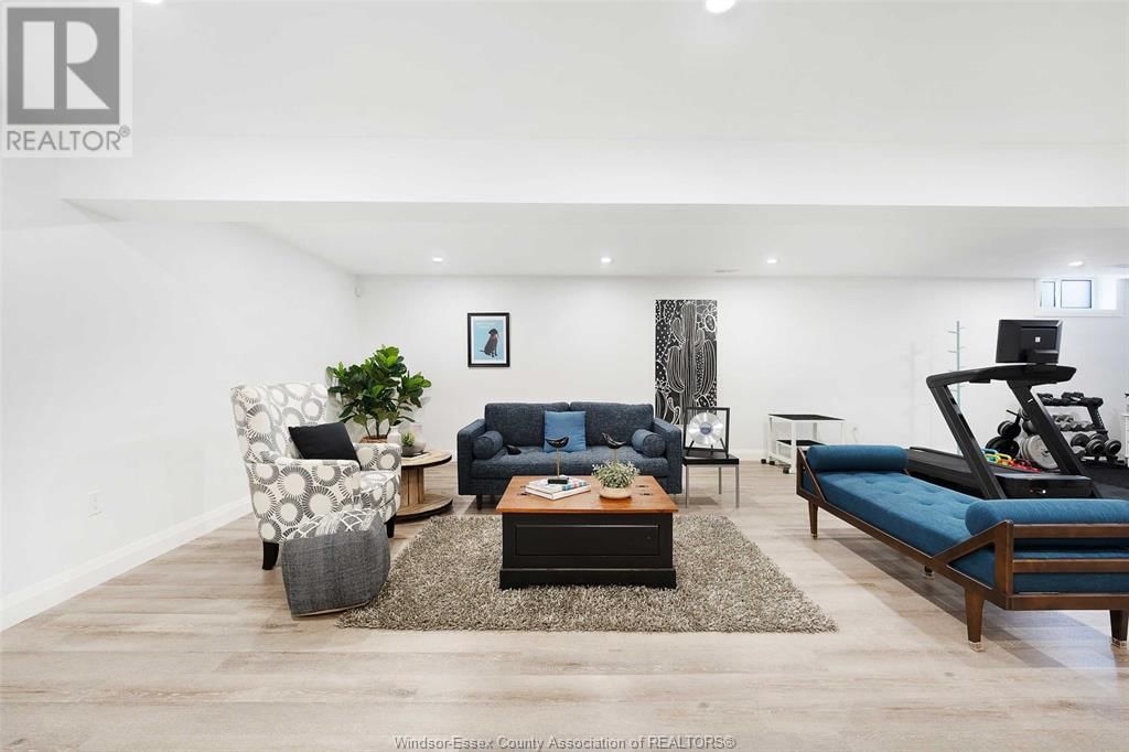 122 BLUE JAY CRESCENT Image 30