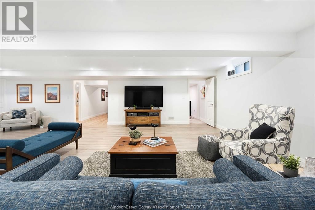 122 BLUE JAY CRESCENT Image 31