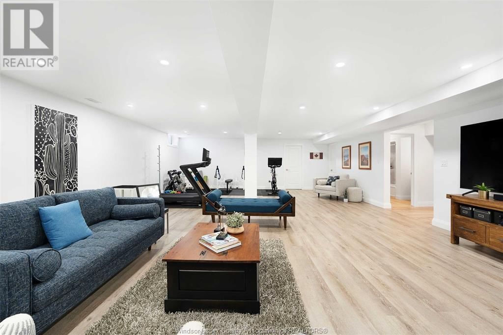 122 BLUE JAY CRESCENT Image 32