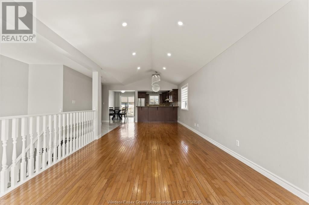 2374 ST. CLAIR AVENUE Image 10