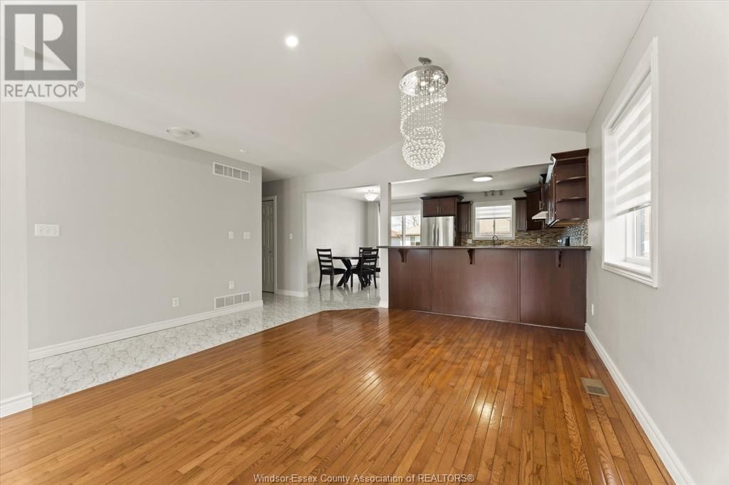2374 ST. CLAIR AVENUE Image 11