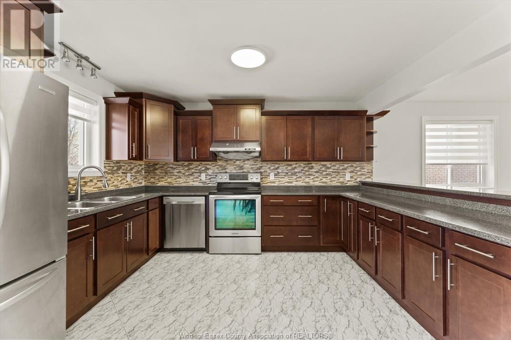2374 ST. CLAIR AVENUE Image 14