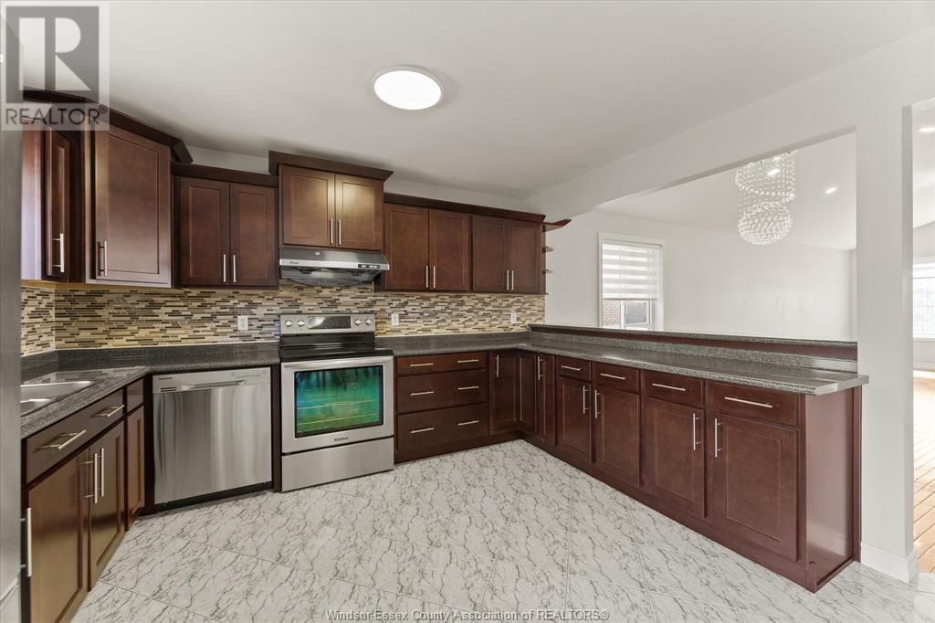 2374 ST. CLAIR AVENUE Image 15