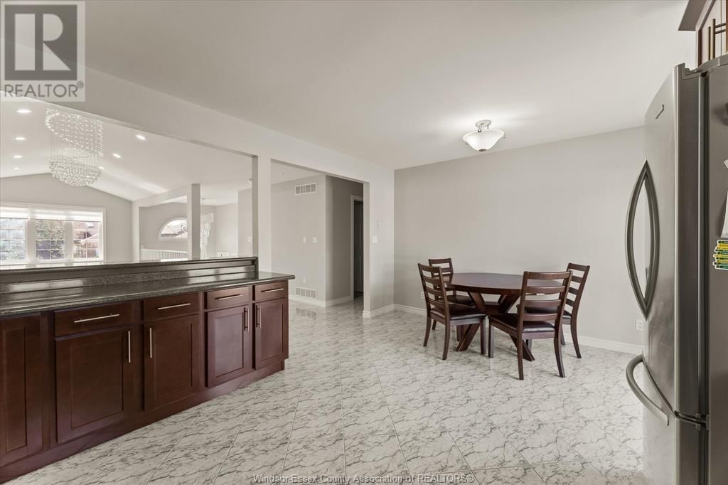 2374 ST. CLAIR AVENUE Image 17