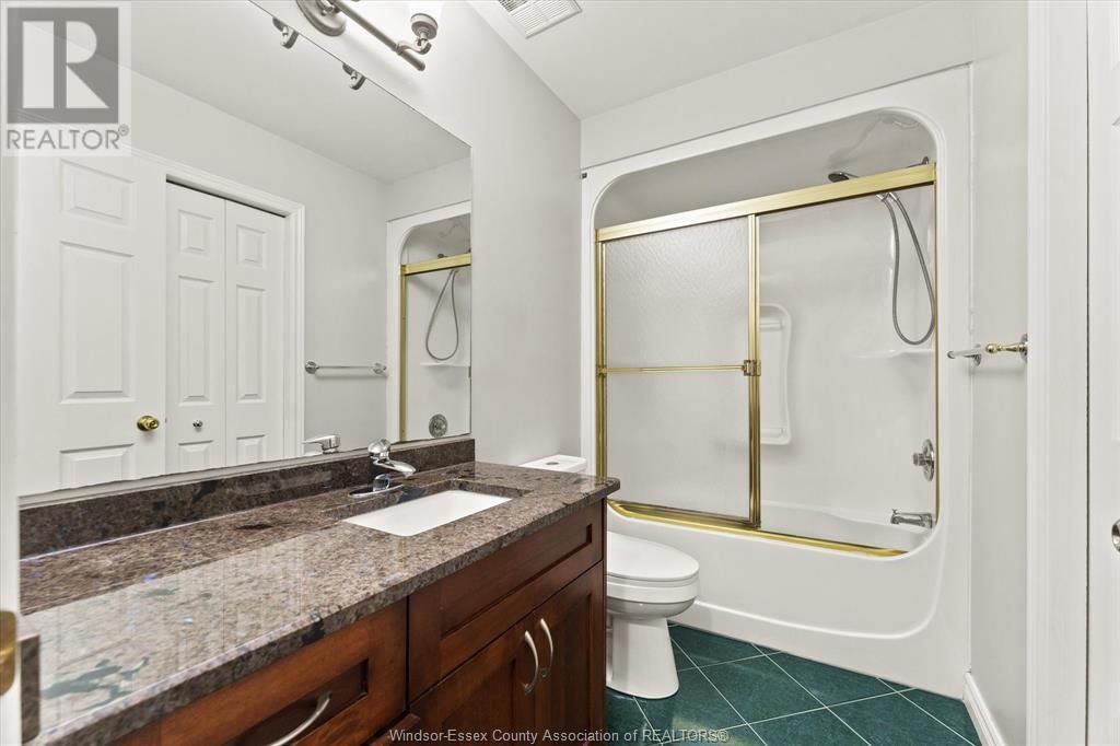 2374 ST. CLAIR AVENUE Image 19