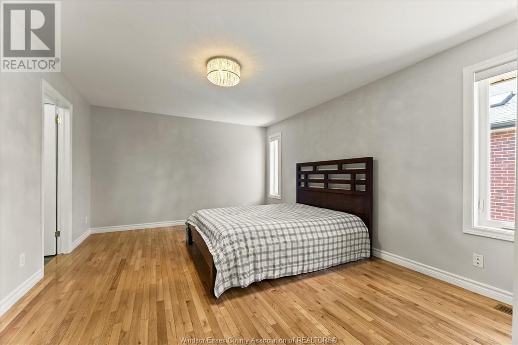 2374 ST. CLAIR AVENUE Image 20