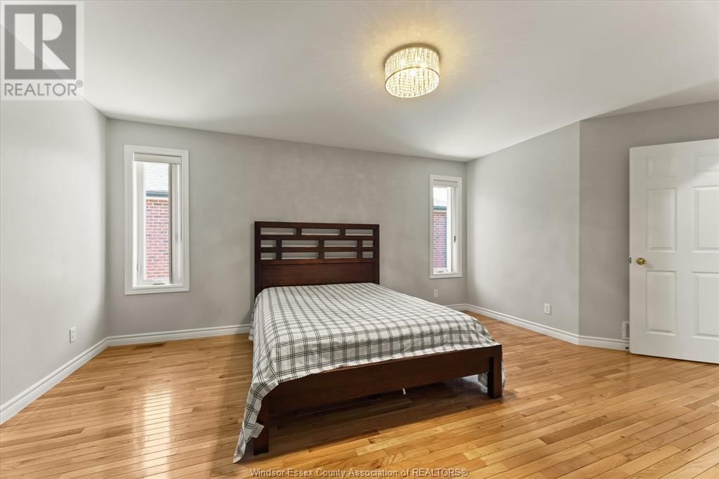 2374 ST. CLAIR AVENUE Image 21