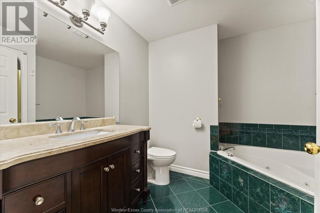 2374 ST. CLAIR AVENUE Image 22