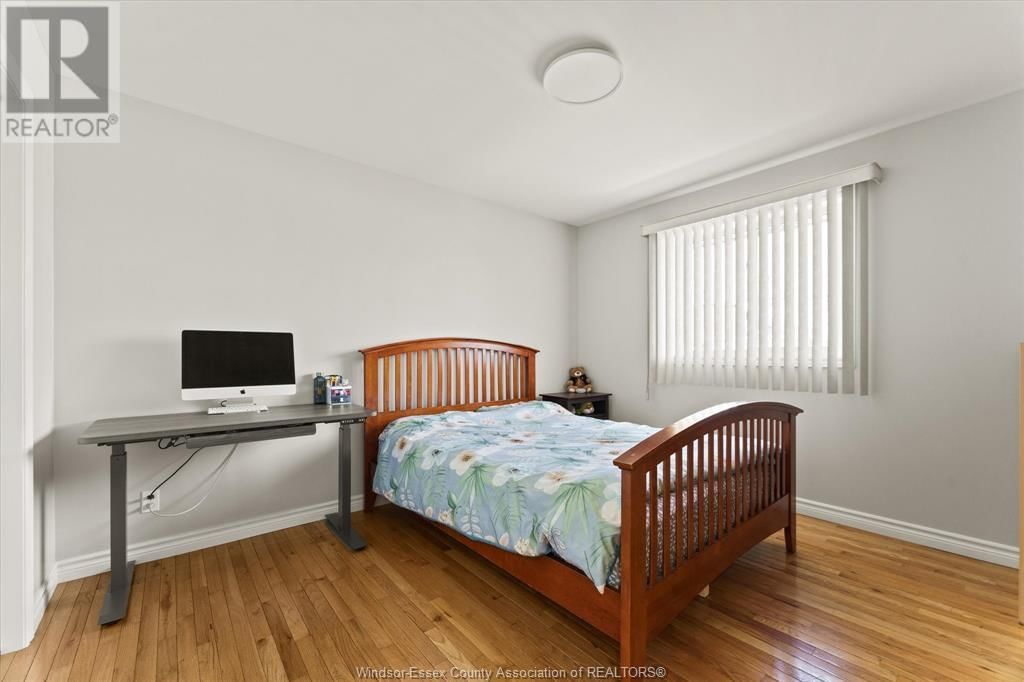 2374 ST. CLAIR AVENUE Image 24